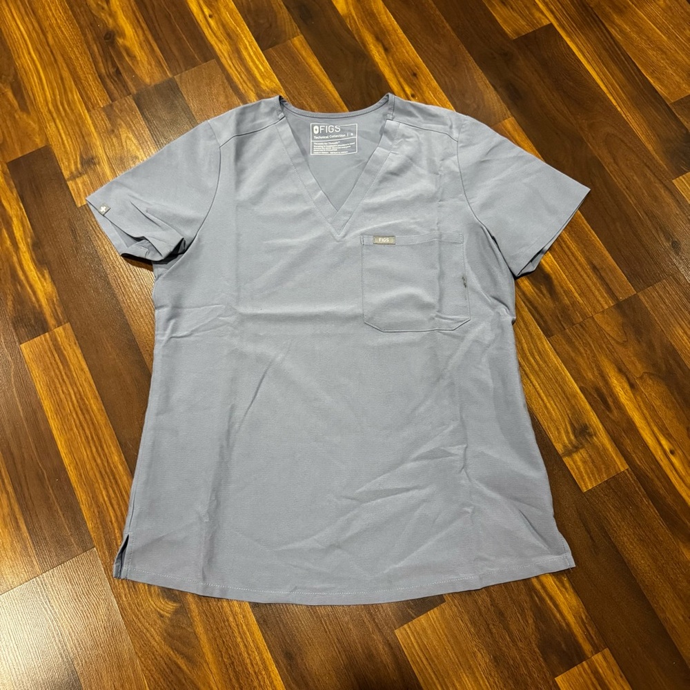 FIGS - Women's Catarina One-Pocket Scrub Top in Vapor Blue Space Dye